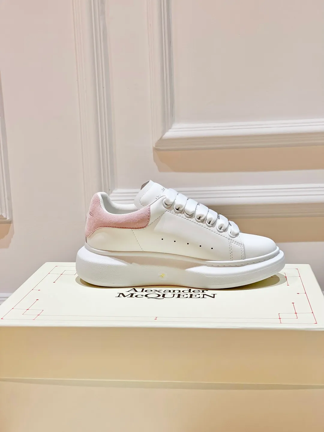 👟👟Ex-factory price 560👟👟 𝐀𝐥𝐞𝐱𝐚𝐧𝐝𝐞𝐫 𝐌𝐜𝐐𝐮𝐞𝐞𝐧A must-have for going out ~ full of confidence. McQueen white shoes are versatile and can instantly elongate your proportions. The long legs that fill the screen make you confident, sweet and cool, and can be controlled by both male and female gods, making you look better as you wear them. ⭐Shoe upper material: first-layer cowhide ⭐Shoe lining material: sheepskin ⭐Available sizes: 35-40, male 39-45 (female 40, male 45 customized)